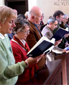 Canto degli inni durante un culto