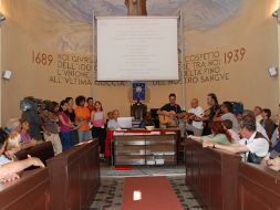 un momento del digiuno in aula sinodale (foto Matteo Ficara)